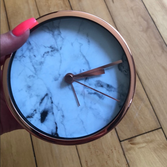 💗 Decorative Rose Gold Clock💗 - Picture 2 of 4